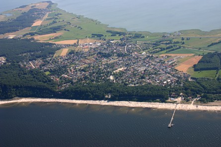 Luftbild Seebad Koserow zwischen Ostsee und Achterwasser